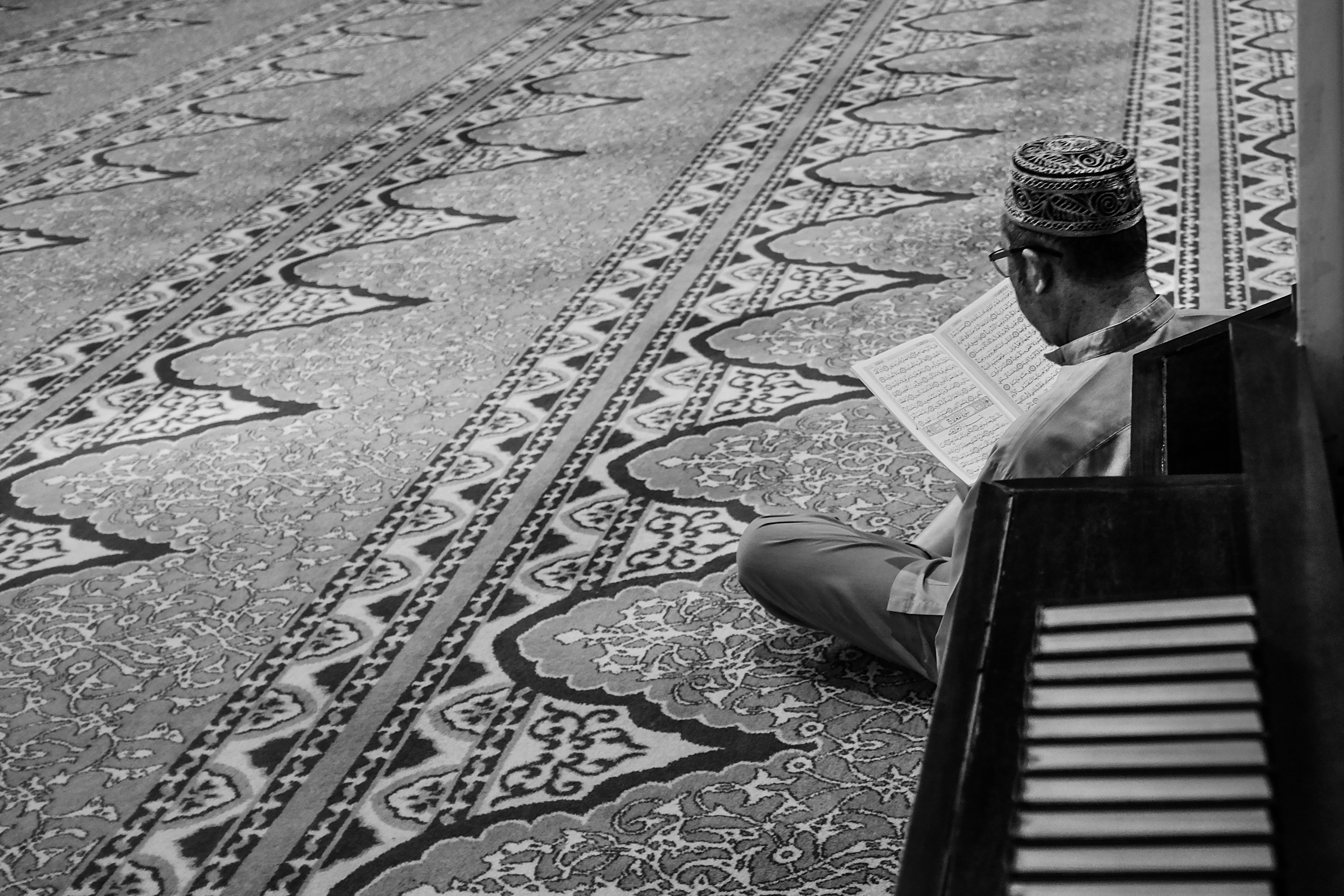 ألبس والديك حلل السندس